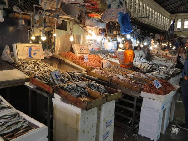Pescados en camas de hielo en la sección de pescados del mercado.