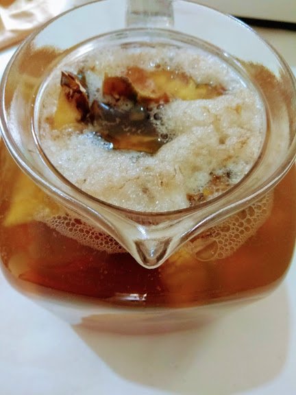 Cuando se fermenta el tepache, se le forma espuma en la parte de arriba.